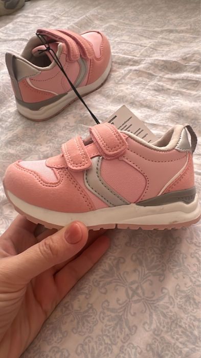 Кроссовки на девочку