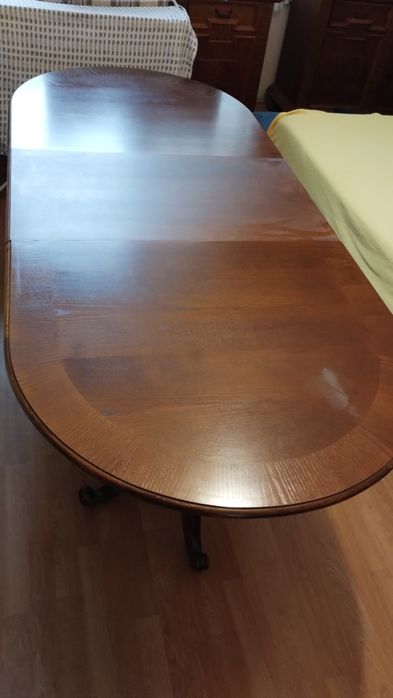 De vânzare masa din lemn masiv cu 6 scaune in stare bună