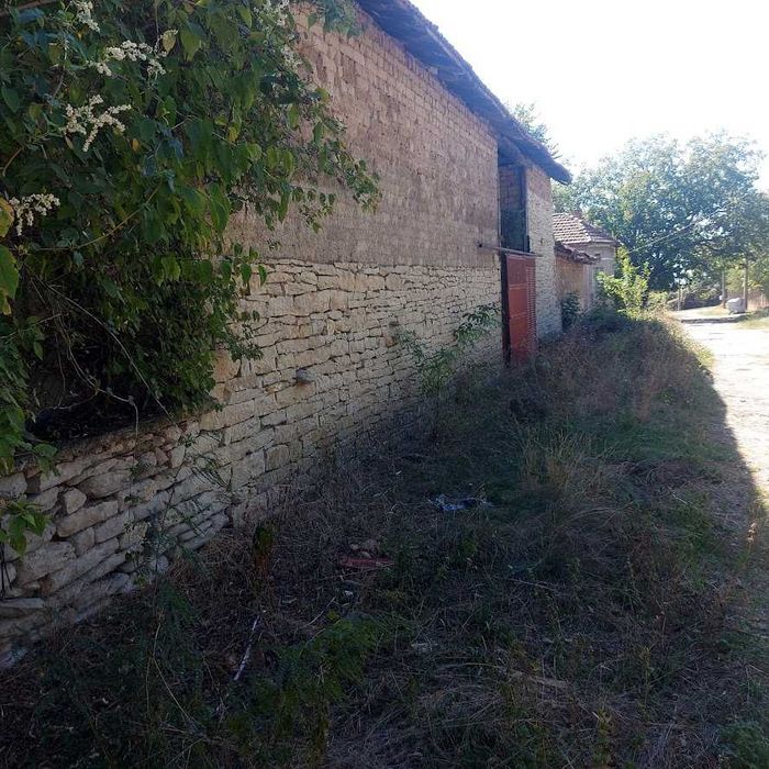 Къща с 1,5 дка в с. Макариополско на входа на Магистралата за Варна