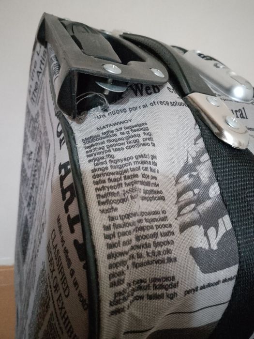 Продаю чемодан на колесиках