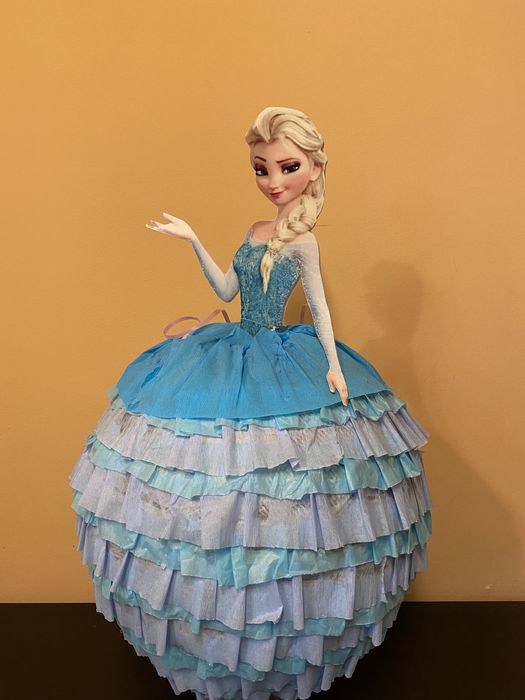 Картонена торта “Замръзналото кралство”