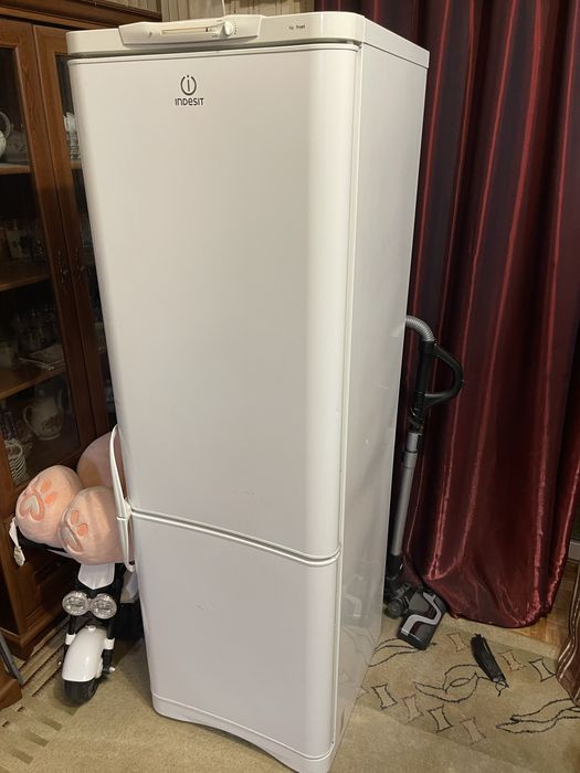 Продам холодильник Indesit