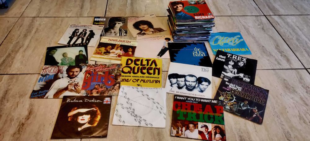 Pachete a cate 50 viniluri single 7'' pentru decor, la gramada!