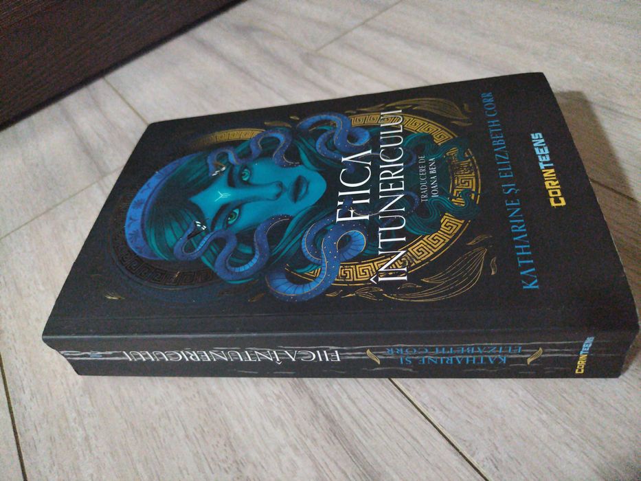 De Vanzare Romanul Fiica Intunericului scris de surorile Corr