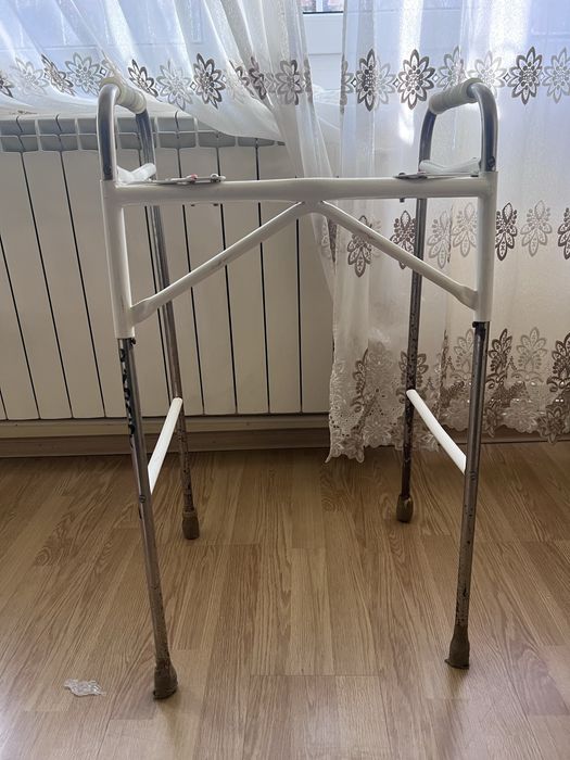 Cadru de mers pliabil robust