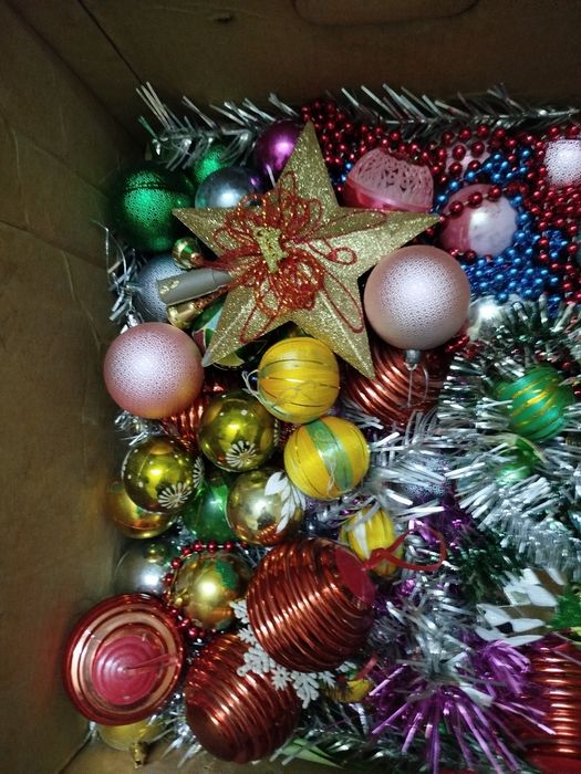 Продается новогодняя ёлка на подставке