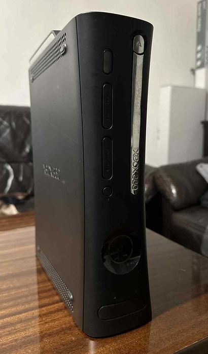 Xbox 360 (120gb HDD) Конзола с Кабел и Една Игра