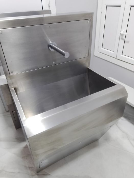 Мойка с сенсорным смесителем.