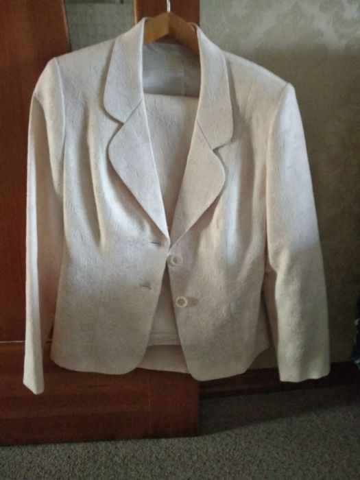 Женский брючный костюм