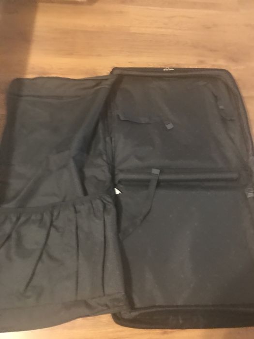 Geanta pentru haine pe umeras