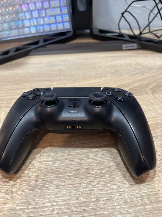 Vand maneta neagra pentru ps5