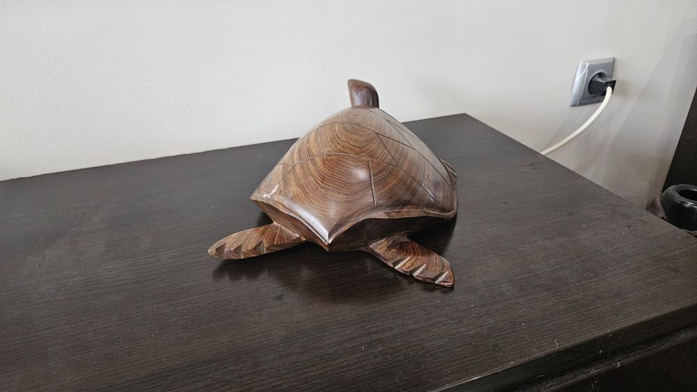 Изключително голяма, тежка фигура на костенурка от дърво.