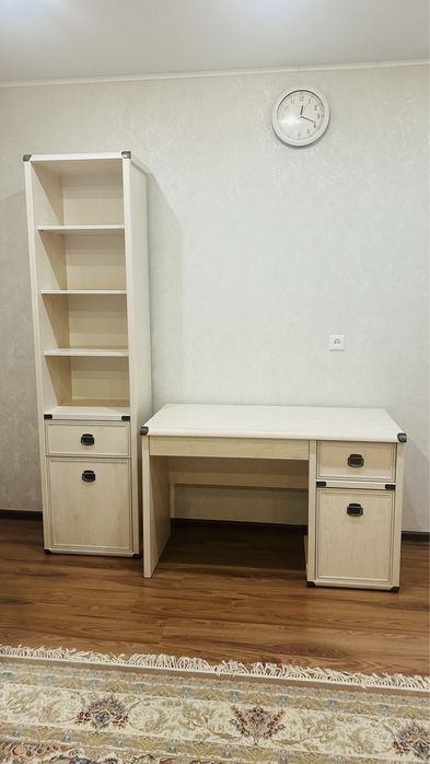 Продам письменный стол и шкаф стеллаж