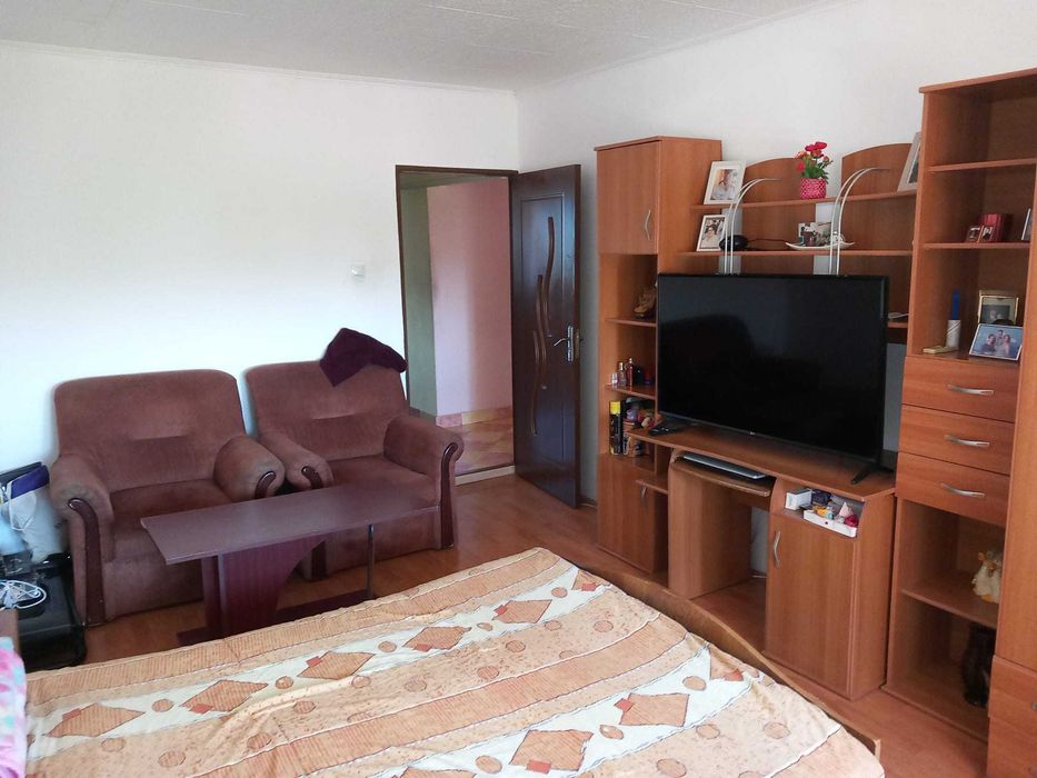 Vând APARTAMENT (65 mp.) 2 CAMERE + Living mare (camere decomandate)