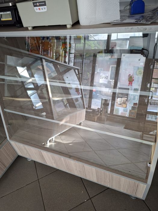 Vând frigider,tejghea magazin si caseta luminoasa