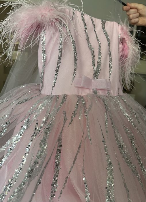 Детска рокля с пера