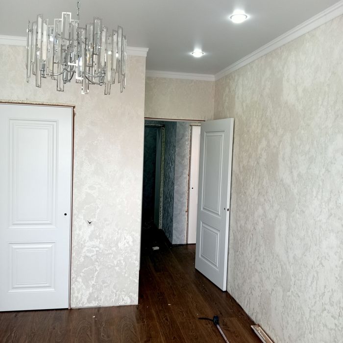 Поклейка обоев и галтели