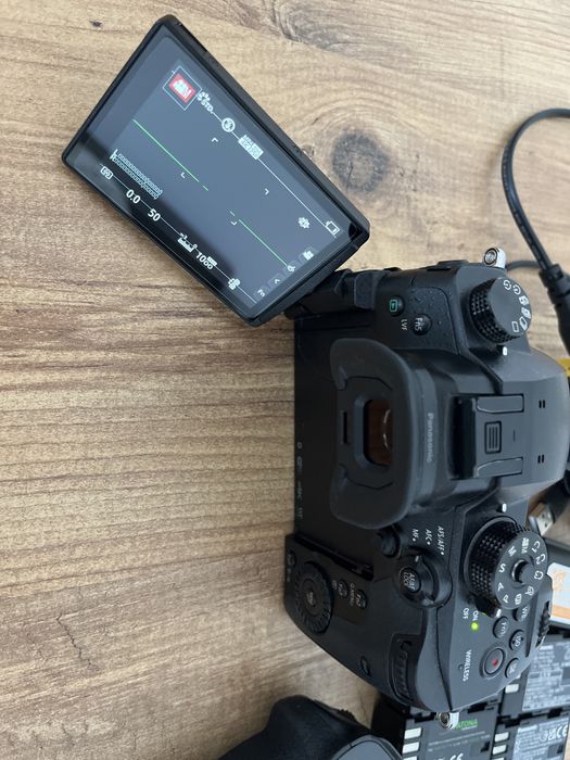 Panasonic GH5 body + grip + 7 baterii