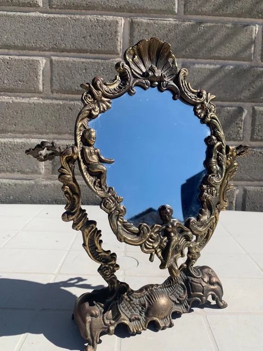 Oglinda de masa in stilul Baroc din bronz ,piesa cu o lucrătură de o foarte mare finete , dimensiuni 34 cm h cu 30