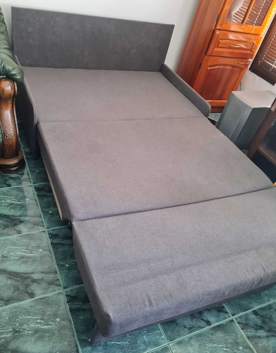 Сив разтегателен диван с функция Сън