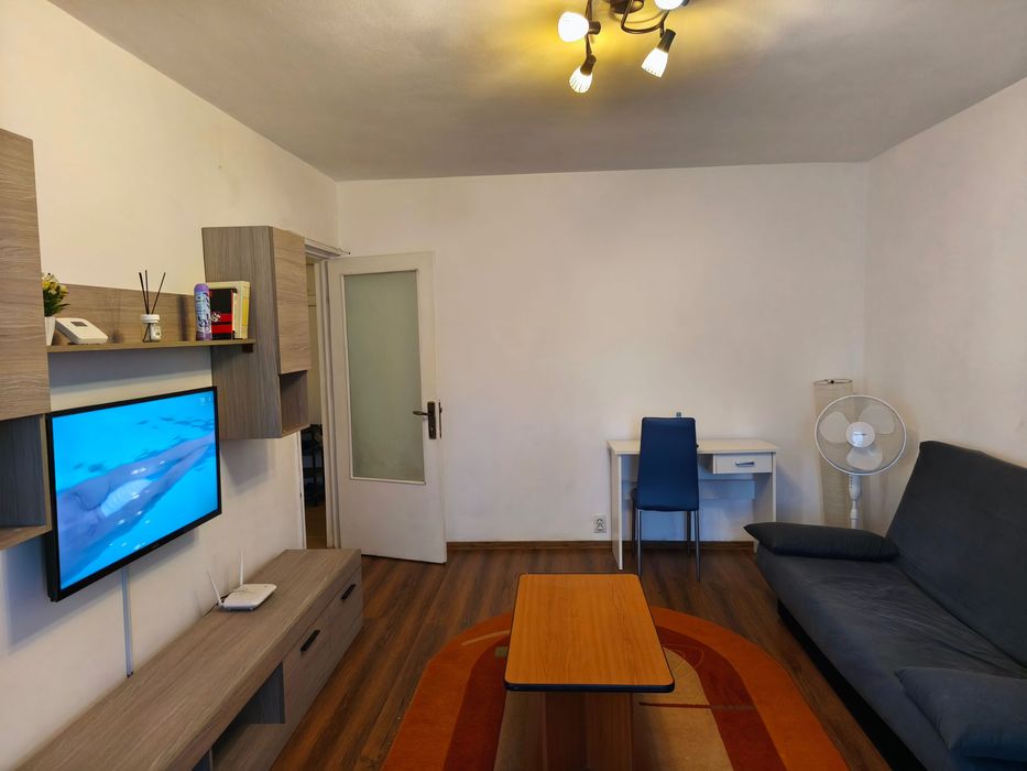 Inchiriez apartament 2 camere decomandat, etaj 2/4, 1 MAI, zona Pelendava