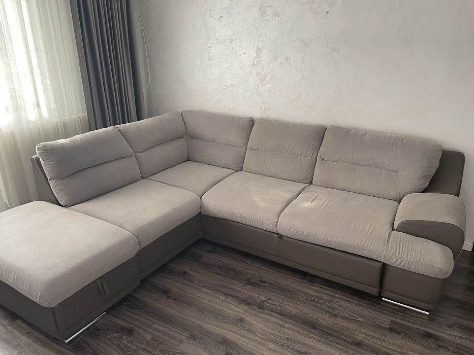 Canapea colțar elegantă – extensibilă + ladă depozitare