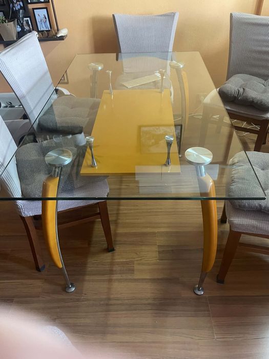 Трапезна маса със стъкло