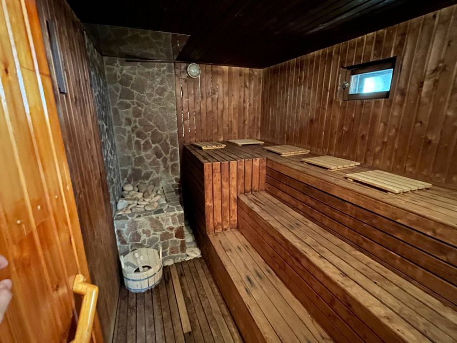 Продаётся дом 8 соток-бассейн, сауна. Ул строители