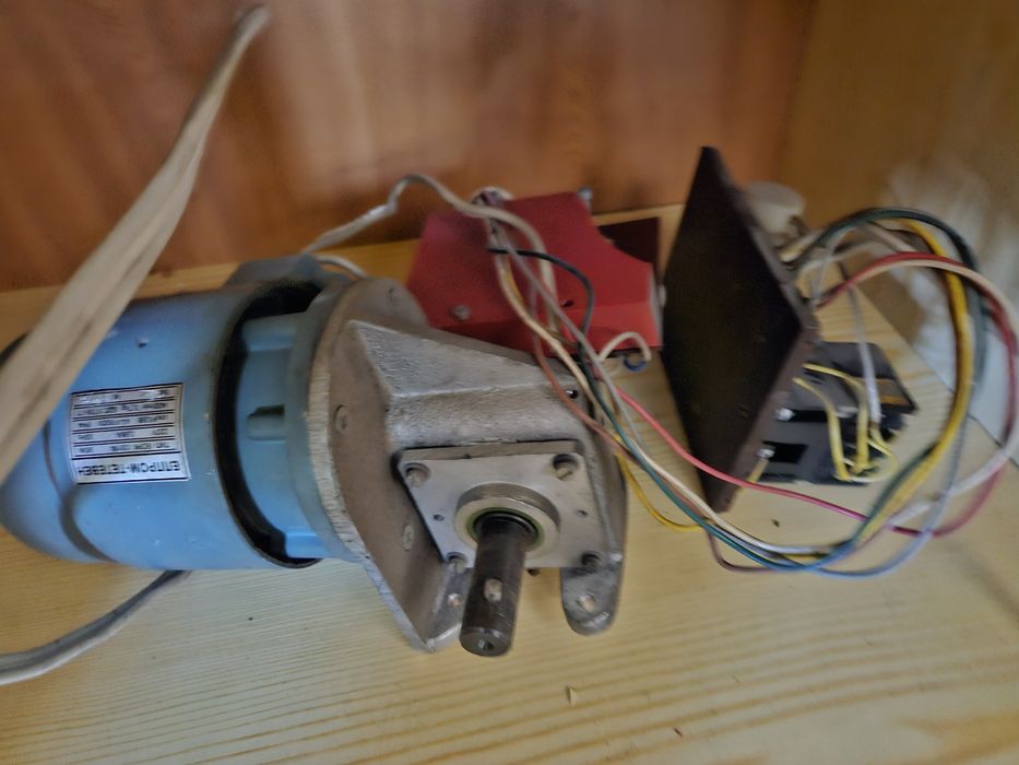 Продава се ел.мотор с редуктор