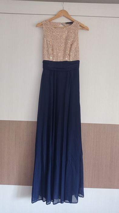 Vând Rochii lungi , elegante.