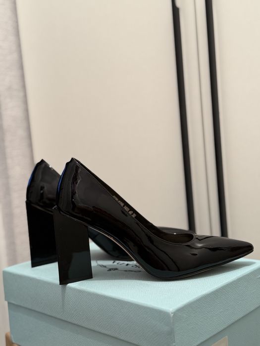 Продам черные лакированные туфли