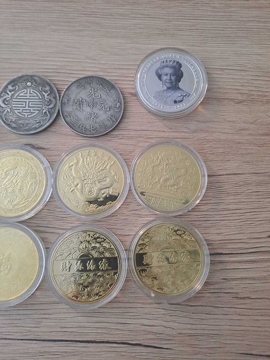 Монети Биткойн, Етериум и сувенирни от Китай.