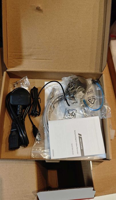 Неупотребяван 8 портов PoE 4K NVR Hikvision DS-7608NI-K2/8P с 2TB HDD