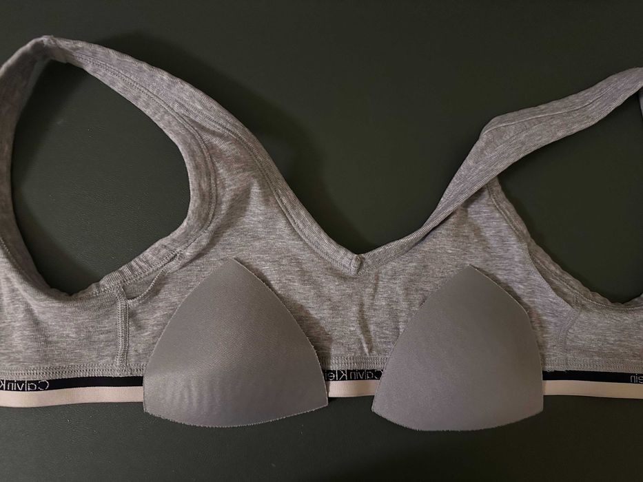 Calvin Klein Underwear :: Триъгълен сутиен от памук с еластан :: Размер XS :: носен