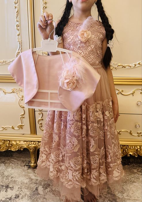 Tort oyoqda suratga tushgan mini yubkadagi seksual qizlar