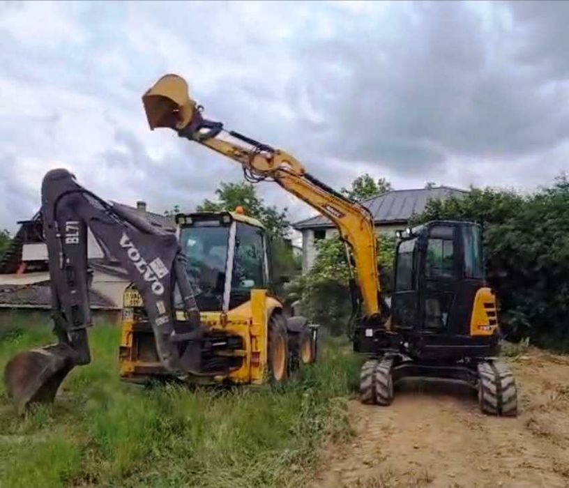 Minexcavator, dotat cu picon, cupe de 30 so 60 si taluz.
