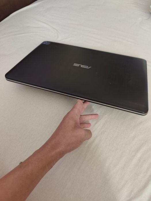 Лаптоп Asus r540y