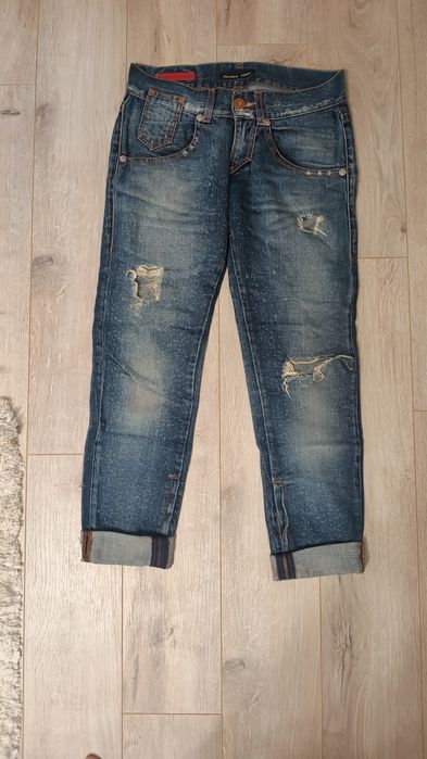 Vând blugi Guess