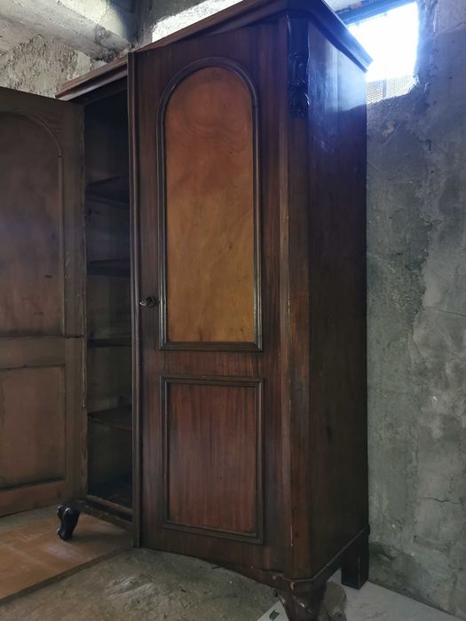 Dulap antic de peste 140 de ani