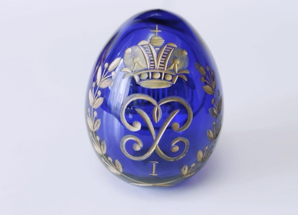 Ou din sticla albastru cobalt, sculptat manual