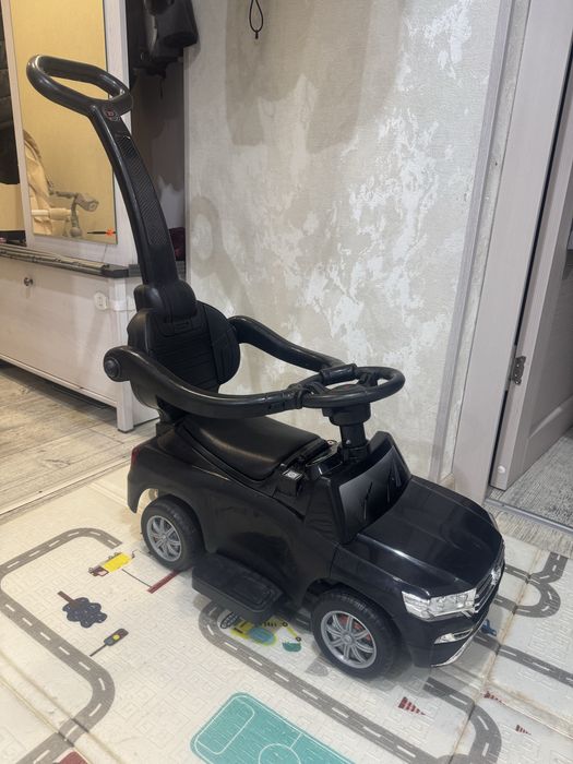 Машинка-каталка  детская