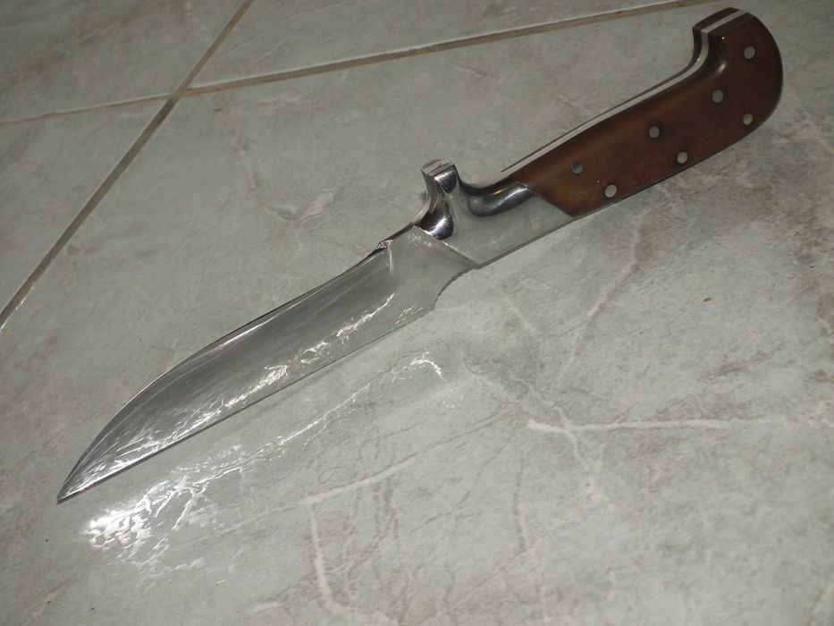 Cutit masiv retro - probabil cutit militar - ín stare foarte buná