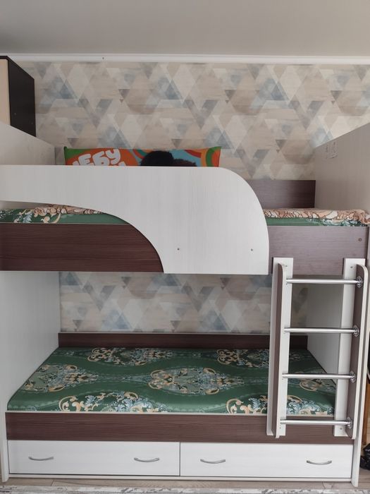 Продам двухъярусную кровать.