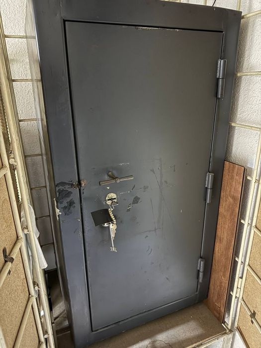 Сейф ,длина 110 см,  ширина 65  см