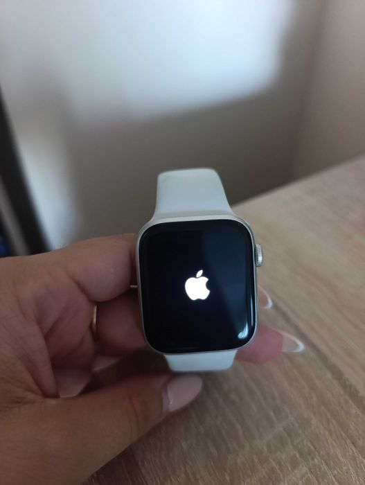 Продавам часовник Apple Watch SE