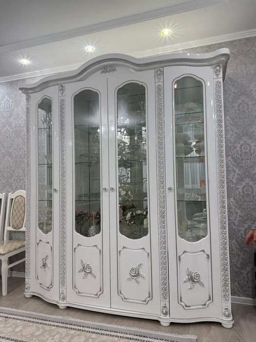 Продам  классический  витрина шкаф (сервант)