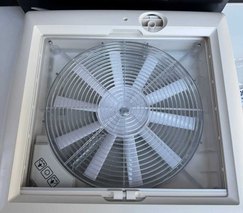 Люк за каравана с вентилатор и абсорбатор