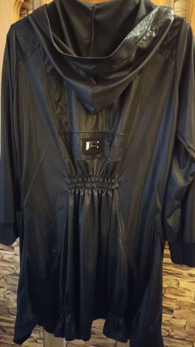 Тънко яке-жилетка от мека и еластична промазка.