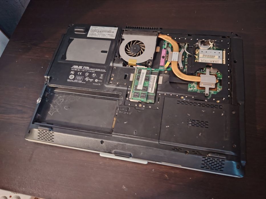 Продавам лап топ Асус за части! Пуска се и работи до едно положение.