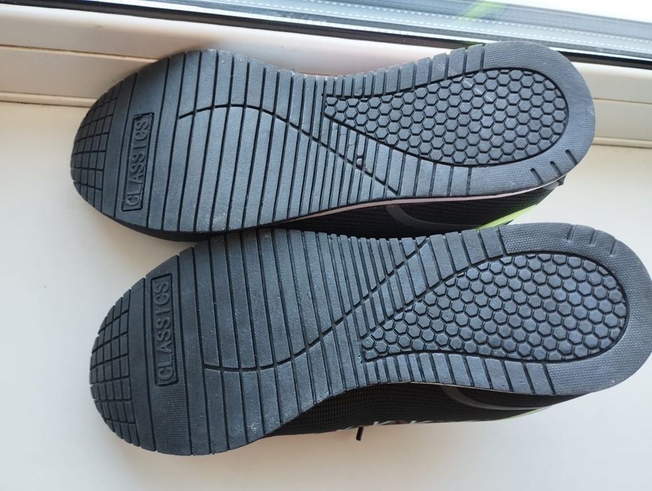 Кроссовки детские новые